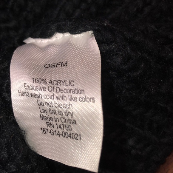 Black cable knit faux fur Pom Pom winter beanie - Picture 4 of 4